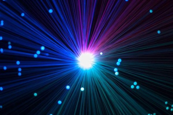 Comprendre la fibre optique : technologie et avantages